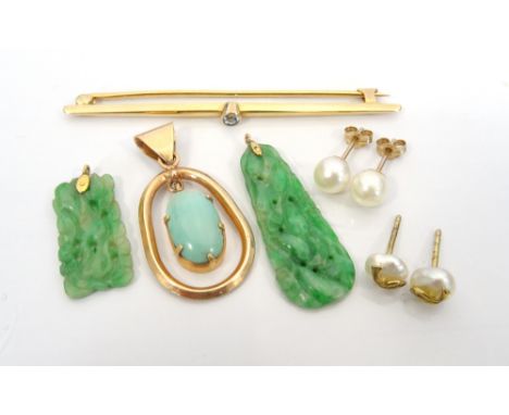 AQUAMARINE SET NINE CARAT GOLD BAR BROOCHa turquoise set unmarked gold drop pendant, two carved jade pendants, and two pairs 