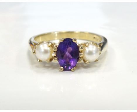 AMETHYST AND PEARL RINGthe central oval cut amethyst flanked by a pearl to each side, on nine carat gold shank, ring size N