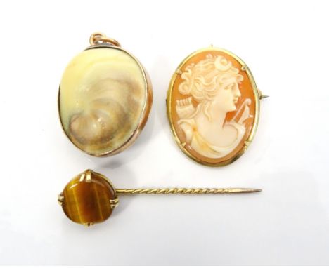 SELECTION OF VINTAGE JEWELLERYcomprising a Victorian cameo brooch depicting Diana, in fifteen carat gold mount; a tigers eye 