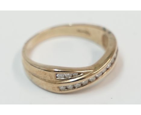 18ct yellow gold cross-over half eternity ring, set with 17 round Diamonds, approx. 0.25ct total weight. Size T. Total item w