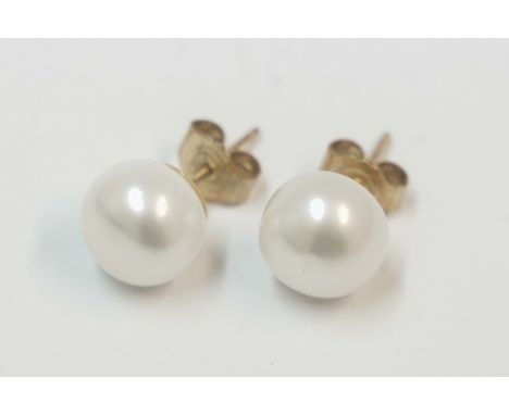 Pair of freshwater cultured Pearl earrings.Total item weight approx 2.81 grams.