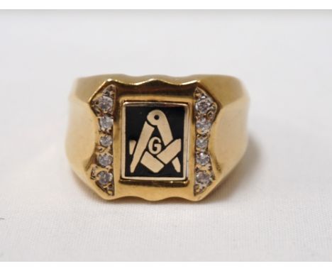 GENTLEMAN'S NINE CARAT YELLOW GOLD REVERSIBLE MASONIC RINGthe enamel swivel panel with compass and set square centred with a 
