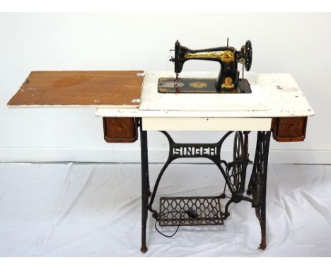 VINTAGE 'SINGER' OAK TABLE SEWING MACHINEraised on shaped metal frame