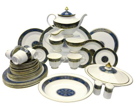 Royal Doulton 'Carlyle' pattern dinner and tea service for six persons    Condition Report  All first quality. Two dinner pla