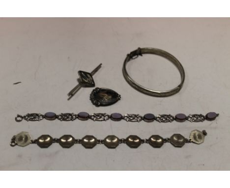 A SILVER BANGLE, TWO SILVER BRACELETS & TWO BROOCHES