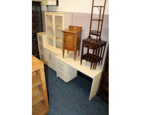 A MODERN LIGHT WOOD EFFECT FURNITURE SET TO INC GLAZED BOOKCASE, SINGLE GLAZED CABINET, CHEST OF DRAWERS & A DESK