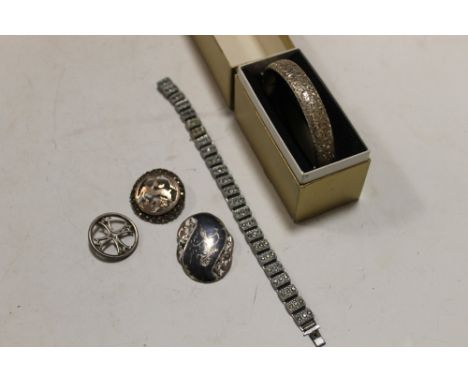 A BOXED VINTAGE SILVER BANGLE & BROOCHES, BRACELET ETC