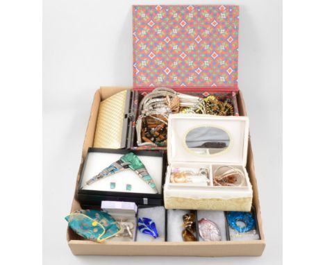 A tray of costume jewellery, bead and metal necklaces, boxed enamel sets, bracelets and bangles, beaded bag etc.