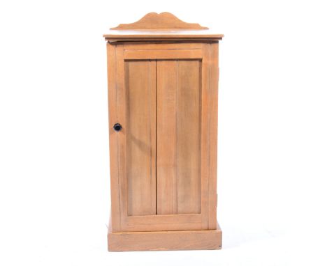 Oak pot cupboard, panel door enclosing a shelf, plinth base, width 38cm, depth 36cm, height 79cm.