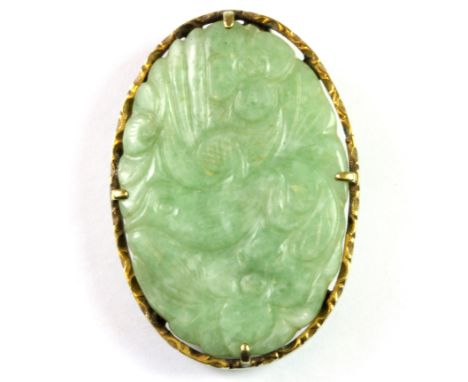 A yellow metal mounted carved jade clip brooch, L. 4.2cm.