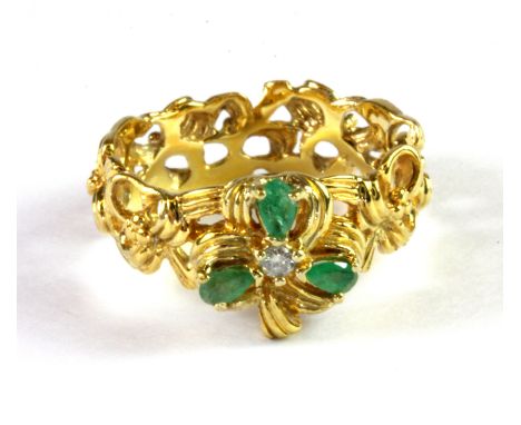 A 925 silver gilt ring set with emeralds and diamond, (K.5).