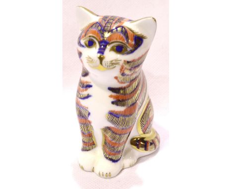 A Royal Crown Derby cat in the Imari pattern, H: 80 mm. P&amp;P Group 1 (£14+VAT for the first lot and £1+VAT for subsequent 