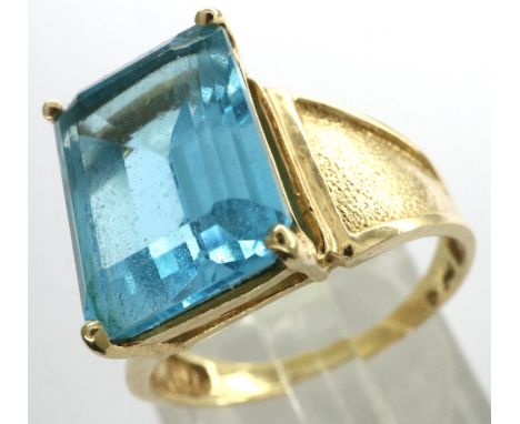 14ct gold large blue topaz ring, size Q, 5.2g. P&amp;P Group 1 (£14+VAT for the first lot and £1+VAT for subsequent lots) 