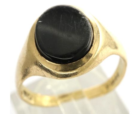 9ct gold onyx set ring, size N (misshapen), 2.5g. P&amp;P Group 1 (£14+VAT for the first lot and £1+VAT for subsequent lots) 