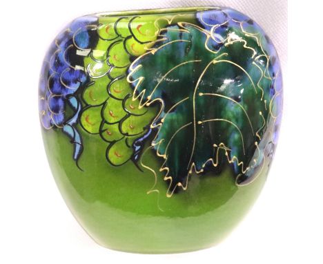 Anita Harris vase in the Grapes pattern, H: 12 cm. No cracks, chips or visible restoration. P&amp;P Group 1 (£14+VAT for the 