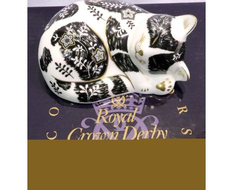 A Royal Crown Derby cat Mitsy, L: 90 mm. P&amp;P Group 1 (£14+VAT for the first lot and £1+VAT for subsequent lots) 