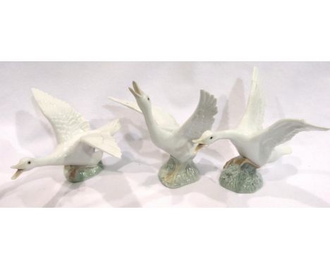 Three Lladro flying geese, largest L: 16 cm. P&amp;P Group 3 (£18+VAT for the first lot and £3+VAT for subsequent lots) 