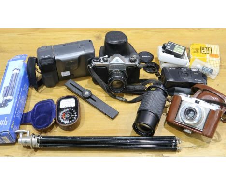 Collection of vintage cameras and accessories. P&amp;P Group 3 (£25+VAT for the first lot and £5+VAT for subsequent lots) 