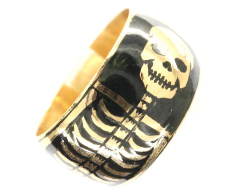22ct gold enamelled mourning ring, decorated with a full skeleton to the circumference, size I/J, 5.6g. P&amp;P Group 1 (£14+