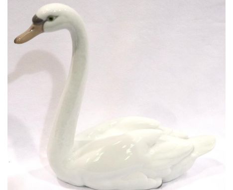 Large Lladro swan, H: 23 cm. P&amp;P Group 2 (£18+VAT for the first lot and £3+VAT for subsequent lots) 