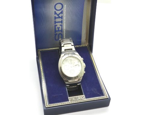 Seiko: chronograph SOM gents wristwatch with silver dial and steel bracelet, working at lotting. P&amp;P Group 1 (£14+VAT for