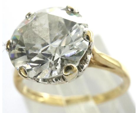 9ct gold white tanzanite solitaire ring, size L, 2.9g. P&amp;P Group 1 (£14+VAT for the first lot and £1+VAT for subsequent l