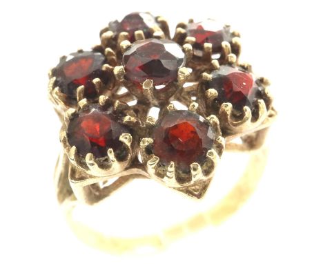 9ct gold garnet cluster ring, size O, 4.2g. P&amp;P Group 1 (£14+VAT for the first lot and £1+VAT for subsequent lots) 