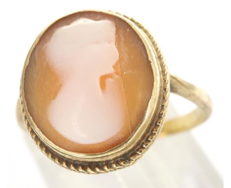 9ct gold cameo set dress ring, size O/P, 2.0g. P&amp;P Group 1 (£14+VAT for the first lot and £1+VAT for subsequent lots) 