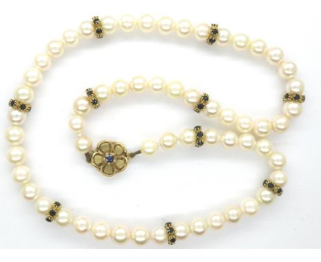 Modern pearl choker with 9ct gold clasp and sapphire and gold spacers, L: 40 cm. Good order throughout, no visible damages or