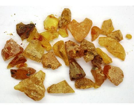 Collection of mixed Colombian amber, largest L: 30 mm, Total weight 21g. P&amp;P Group 1 (£14+VAT for the first lot and £1+VA