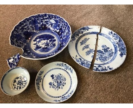 &nbsp;A Chinese blue and white bowl, late Ming 17th Century, painted with a continuous lotus scroll, 15cm diameter, and three