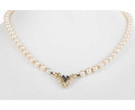 PEARL CHOKER NECKLACE, ALONG WITH TWO PAIRS OF PEARL EARRINGS the necklace with a single strand of pearls, with clasp set wit