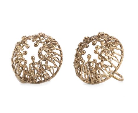 PAIR OF STUART DEVLIN 'PEOPLE' EARRINGS, of circular form with finely crafted individual figures, for non-pierced earsEarring