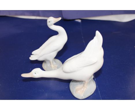 Two Nao geese figures 