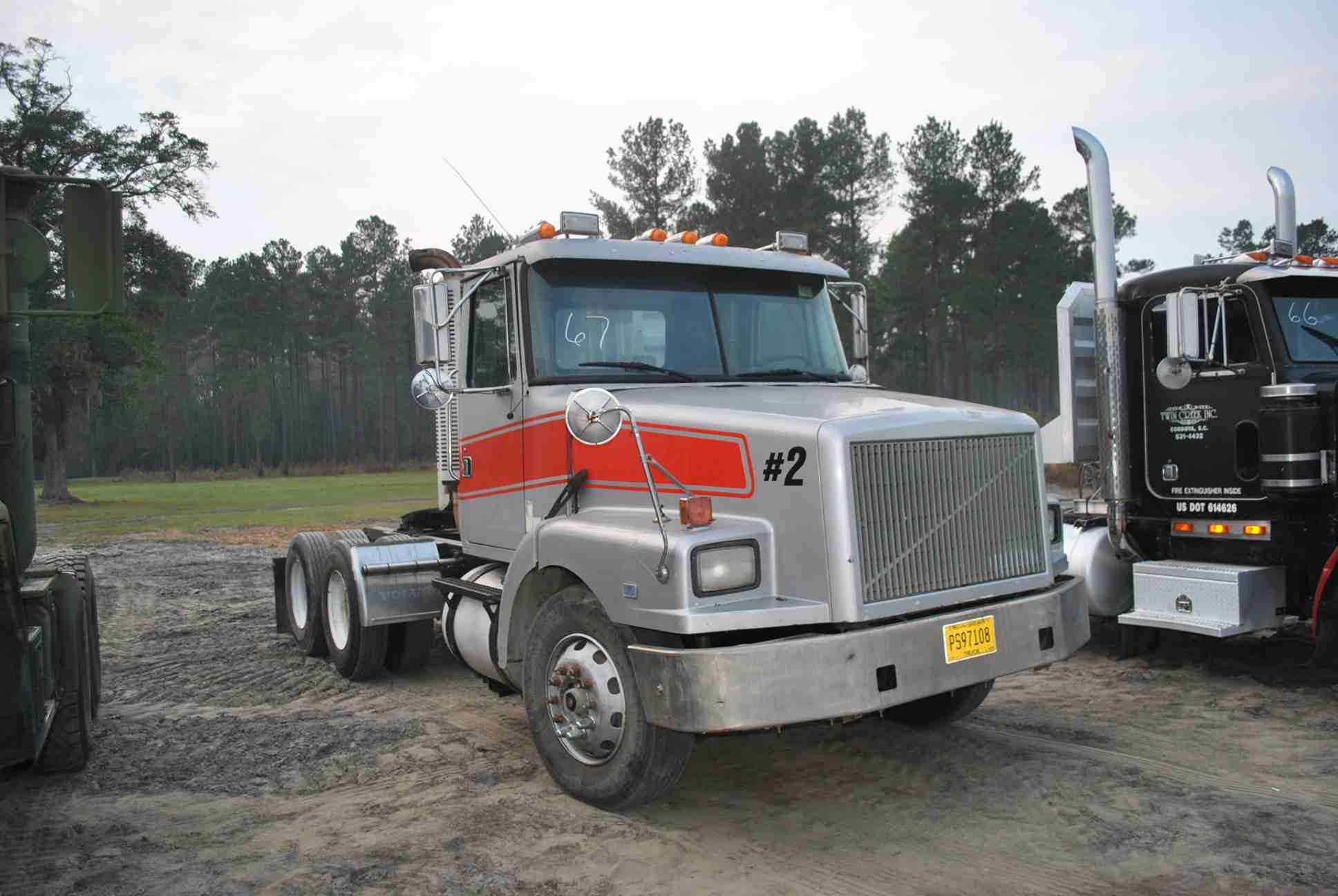 1993 VOLVO DAY CAB ROAD TRACTOR; W/60 SERIES DETROIT ENGINE; W/9 SPEED TRANSMISSION 1993 VOLVO DAY CAB ROAD TRACTOR; W/60 SERIES DETROIT ENGINE; W/9 SPEED TRANSMISSION