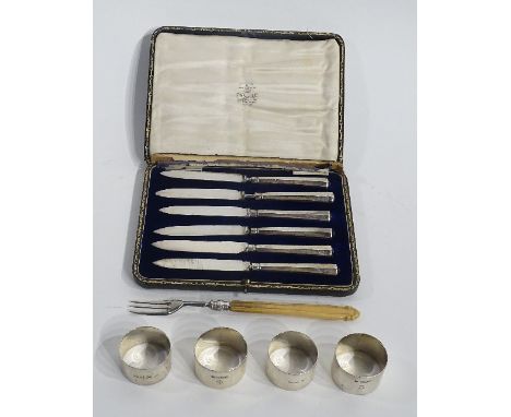 A cased set of silver handled knives, hallmarks for Sheffield 1915 Thomas Bradbury & Sons, of plain design, together with a V