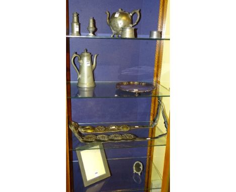 A small quantity of pewter wares, to include teapot, coffee pot, inkwells with ceramic liners, photo frame etc, together with