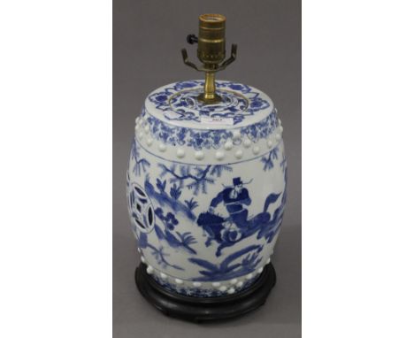 A blue and white porcelain barrel lamp. 40 cm high.