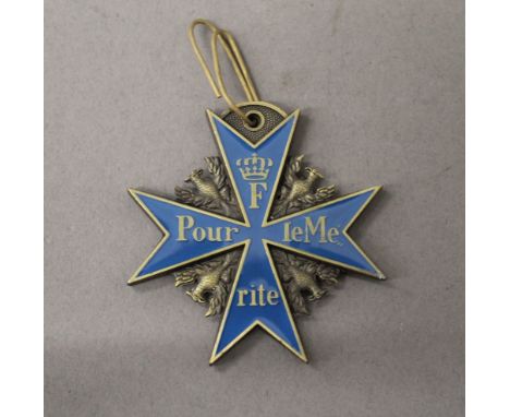 An enamel decorated medallion. 5 cm high.