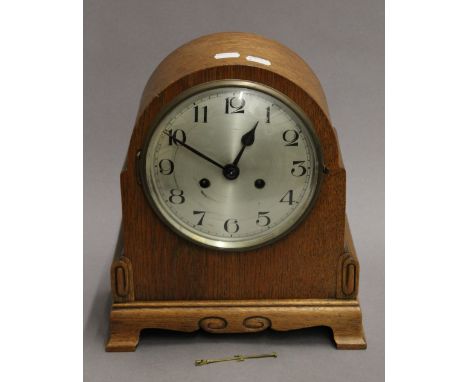 An early 20th century oak mantle clock. 32 cm high.