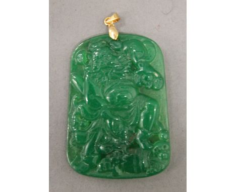 A gold mounted jade pendant. 5.5 cm high.