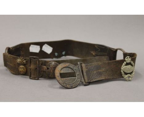 A vintage Boy Scouts leather belt set with military cap badges. 82 cm long.