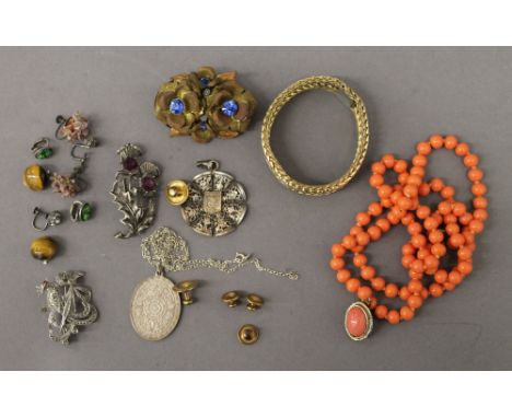 A quantity of miscellaneous vintage jewellery