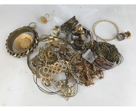 Vintage gilt-metal costume jewellery, including rings and bangles etc 