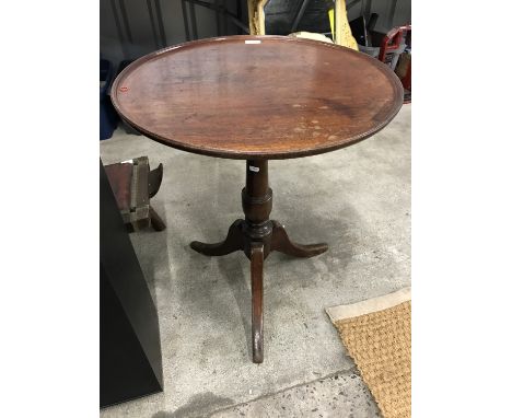 A Georgian mahogany tilt-top tripod tea table 