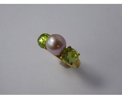 Mimi Broggian of Milano, Lady's 18 ct Gold Peridot and Pearl Ring, size K, centre pearl 8 mm, peridot 6.7 mm,  approx 6.7 gms