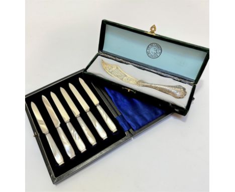 A set of six mother of pearl handled Epns bladed tea knives, show signs of use, complete with original fitted case, (L 15cm) 
