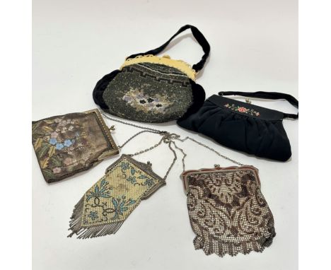 An Edwardian chain metal and enamelled cream and blue floral decorated white metal mounted evening purse of triangular base, 