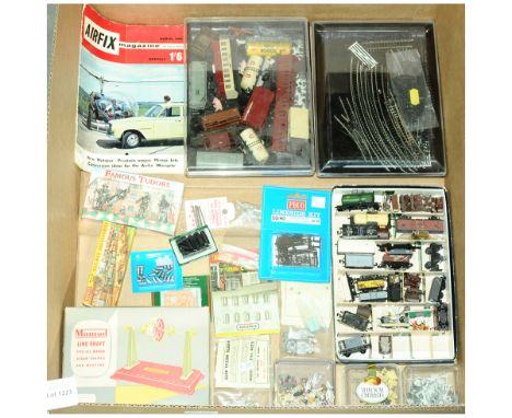 A Train related group to include unboxed Lima &amp; Triang Trailers &amp; Coaches, boxed &amp; unboxed accessories plus other