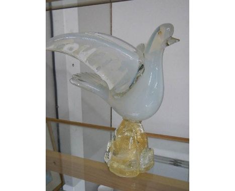 An excellent Murano Style opal art glass bird in flight, 23 cm tall, in good condition. ****Condition report**** In good cond